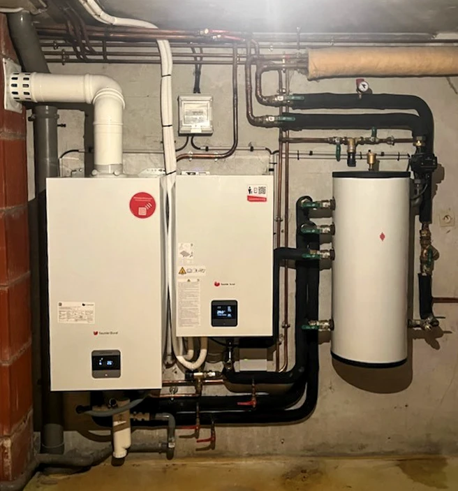 Sous-sol technique résidentiel avec système de chauffage moderne