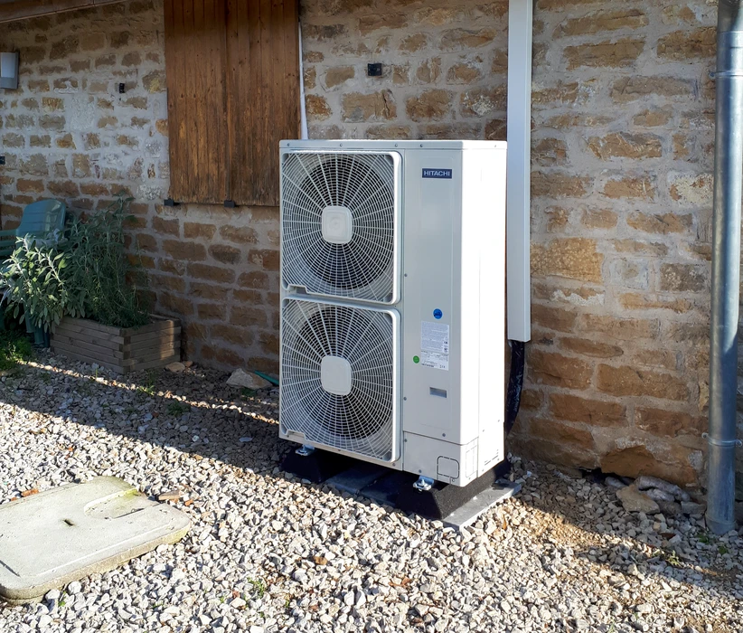 Intérieur résidentiel moderne avec poêle à granulés cylindrique beige et noir en fonctionnement, flammes visibles par la vitre