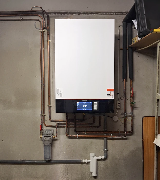 Intérieur résidentiel avec chaudière murale blanche moderne installée