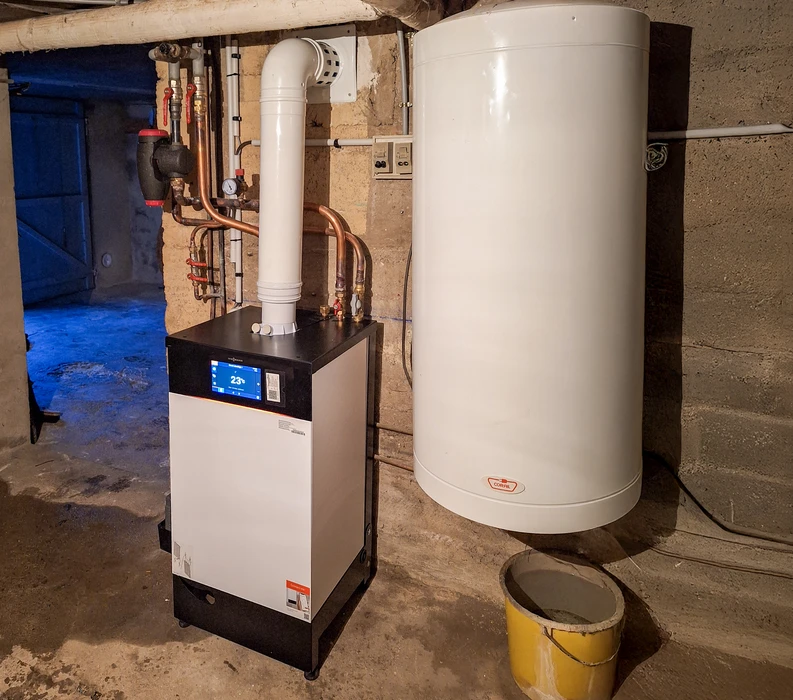 Local technique avec installation de chauffage moderne