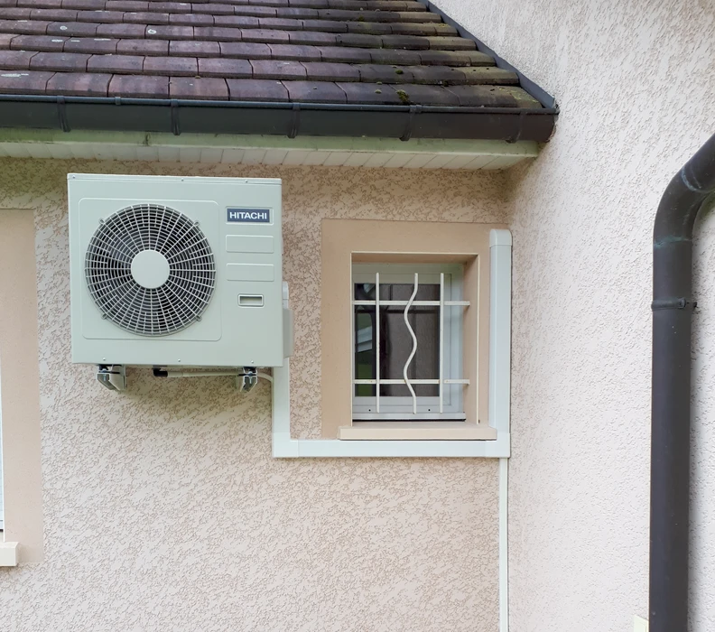 Sous-sol technique résidentiel avec système de chauffage moderne