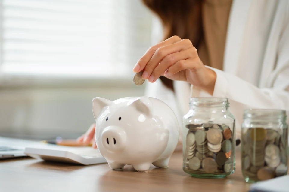 Pompe à chaleur ou climatisation dans une maison moderne de demain utilisant de l'énergie électrique verte, une pompe à chaleur - source efficace de chaleur