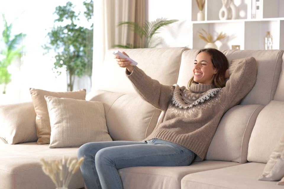Unité extérieure de climatisation ou pompe à chaleur blanche montée sur mur en briques rouges