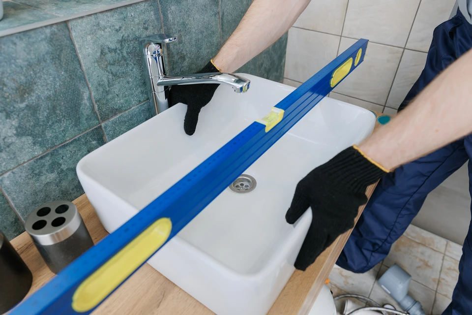 Plan d'architecture avec outils de rénovation et décoration disposés sur table de travail