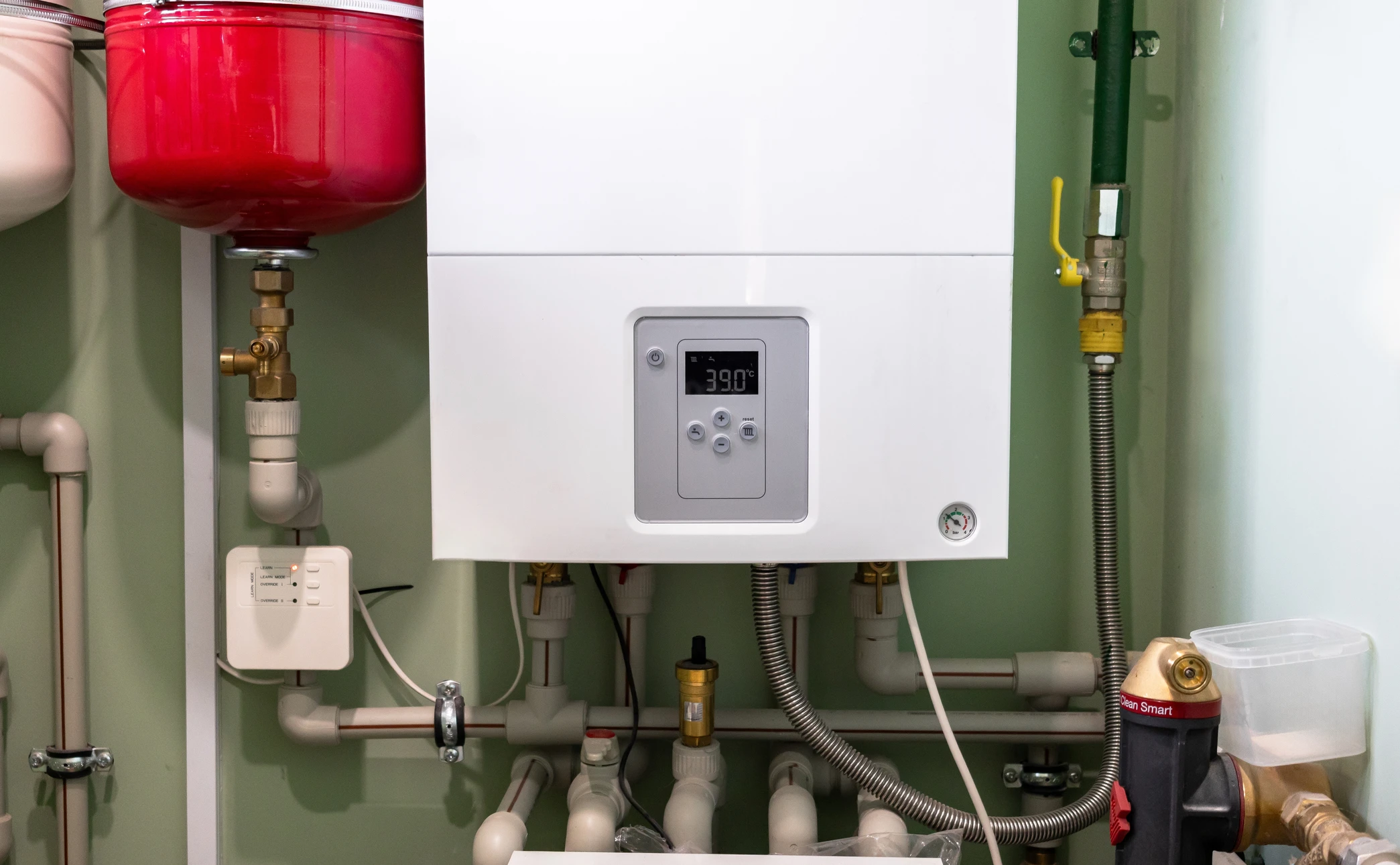 Intérieur domestique avec chaudière murale blanche installée sur mur beige