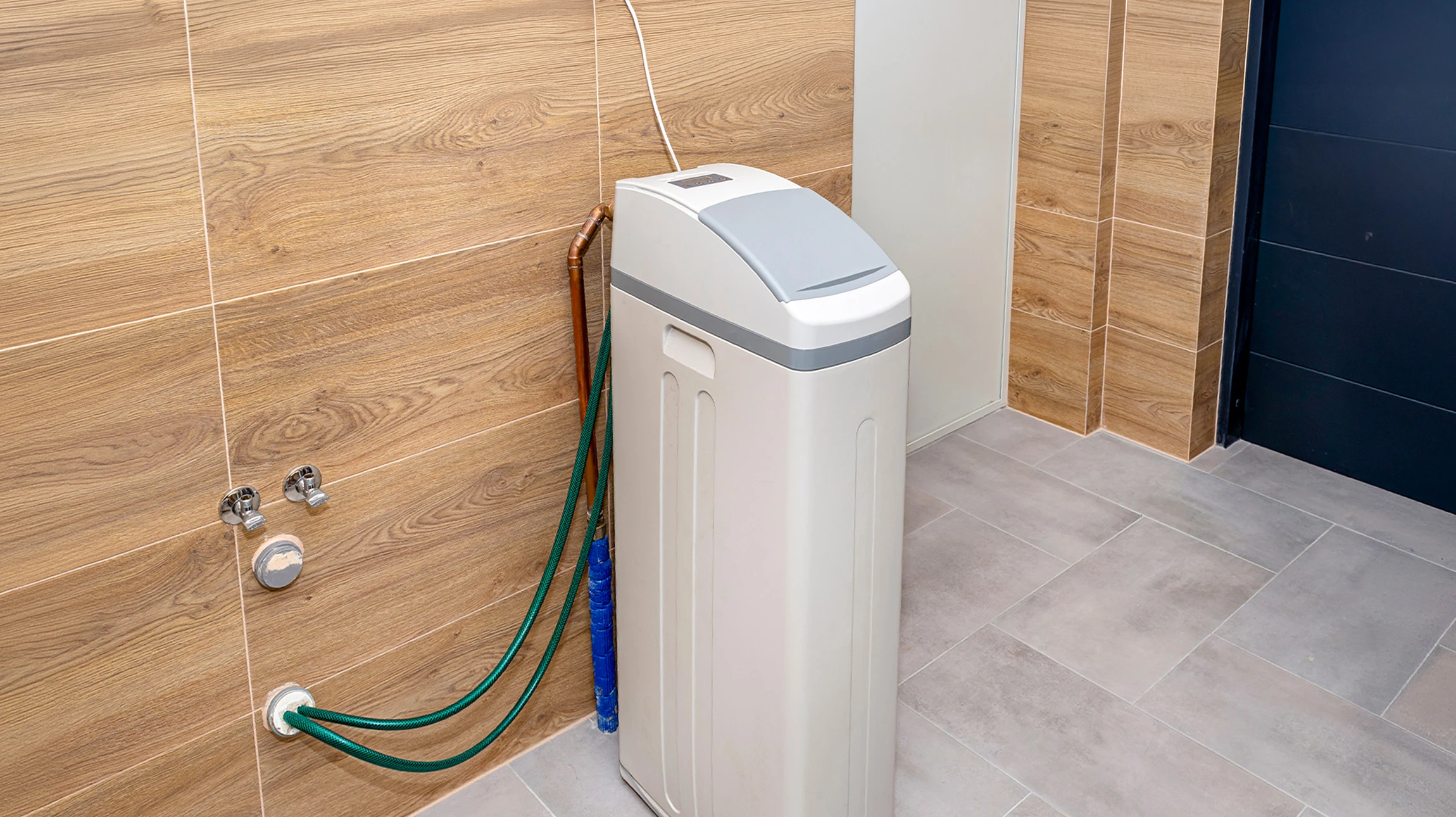 Salle technique industrielle moderne avec pompes centrifuges multiples, vannes de régulation bleues, tuyauterie en acier inoxydable, système de contrôle automatisé