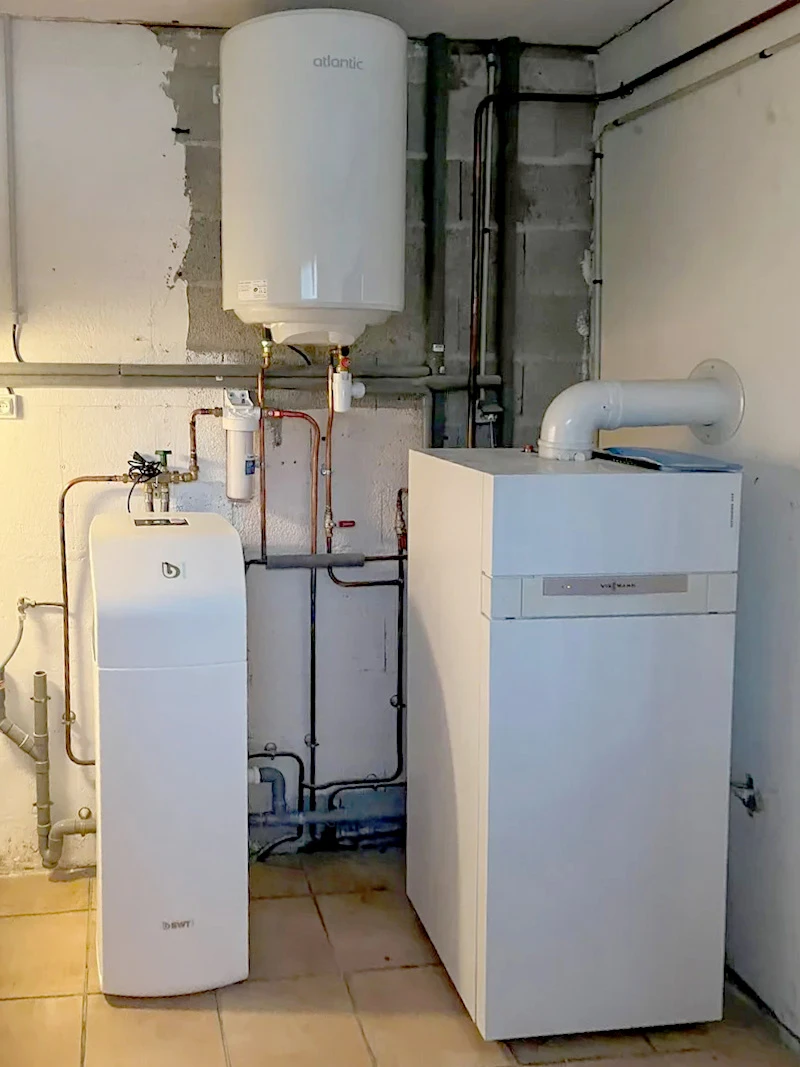 Sous-sol technique résidentiel avec système de chauffage moderne