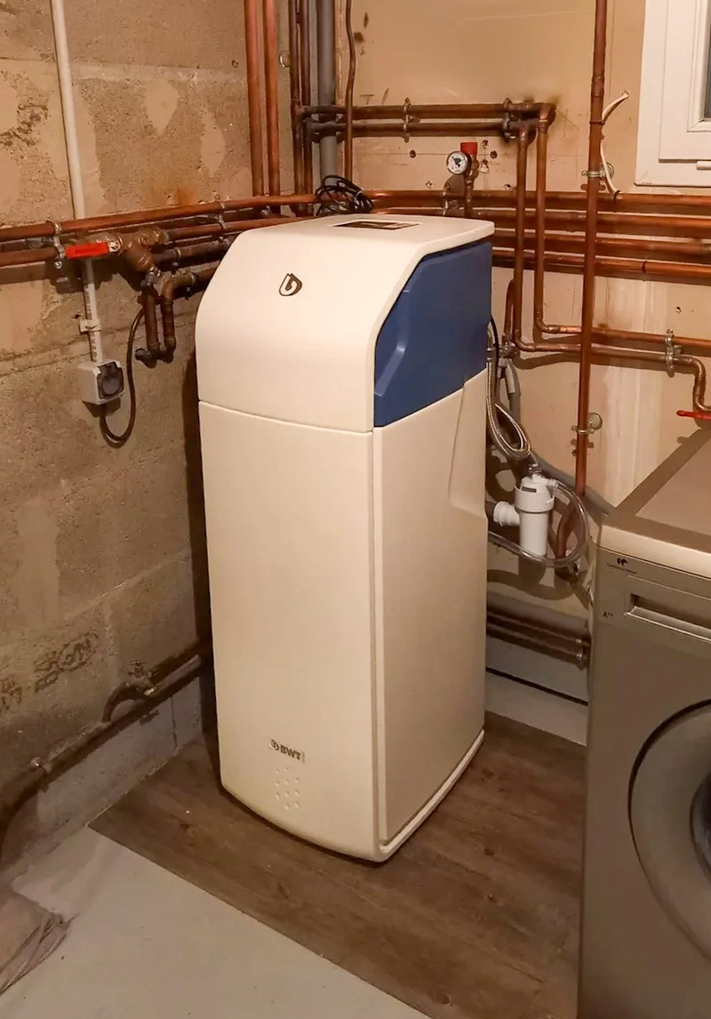 Panneaux solaires sur le toit de tuile rouge de la vieille maison avec l'aménagement paysager de jardin vert