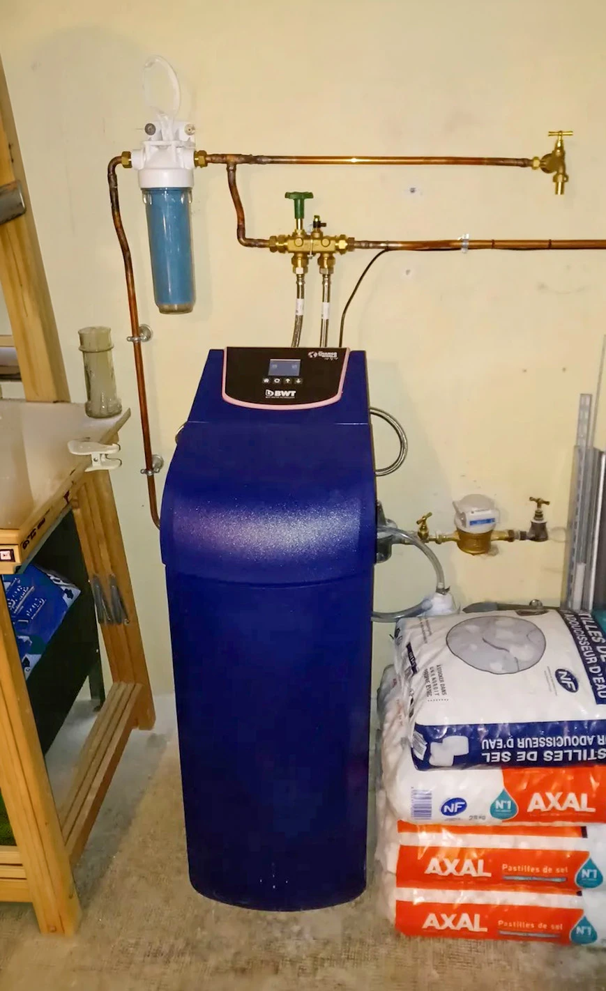 Ouvriers construisant un système de panneaux solaires sur le toit métallique de la maison