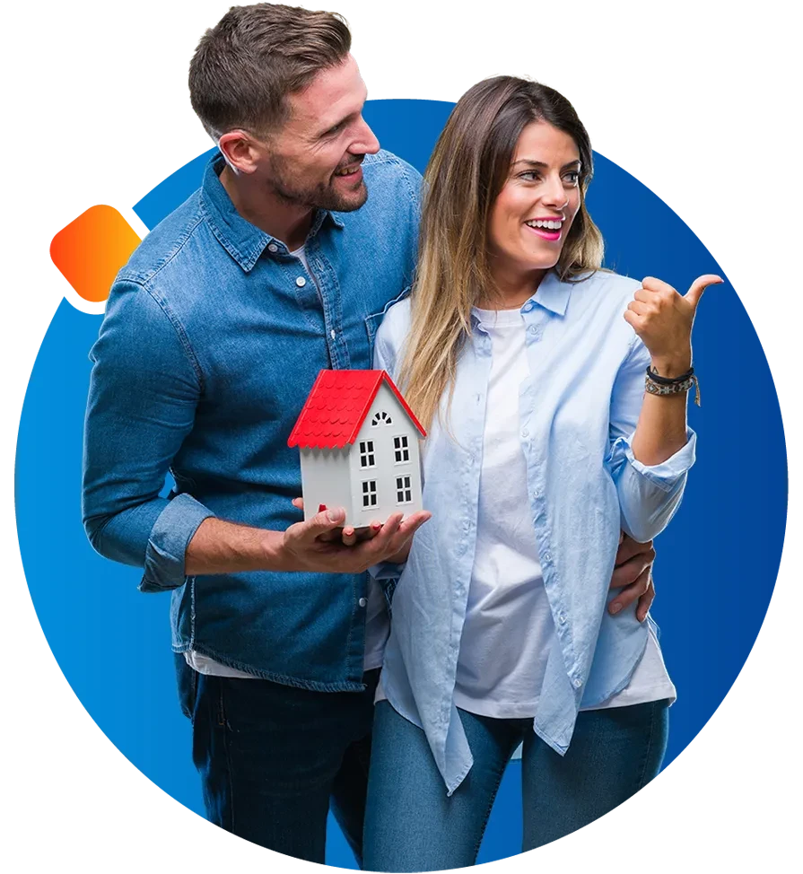 Technicien en combinaison bleue et rouge pr&eacute;sente un devis &agrave; une cliente dans un salon moderne